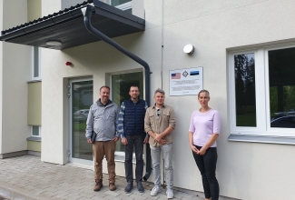 Ameerika Ühendriikide Euroopa Väejuhatuse Inseneride Korpuse esindajad koos Siimusti Lastekeskuse Metsatareke juhataja Inga Jegorovaga Silvi maja juures 18. septembril 2026.